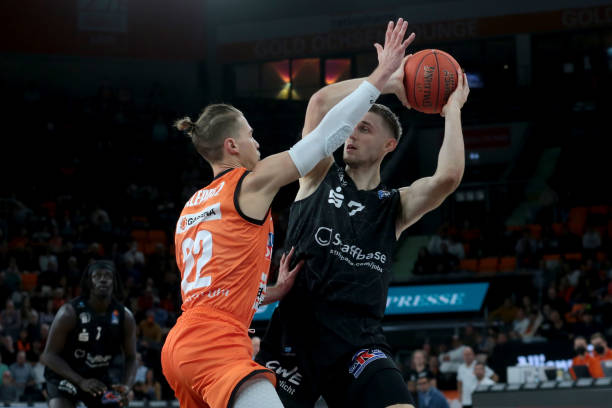 本纳赛尔自 本纳赛尔自